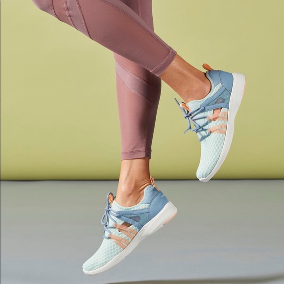 vionic sneakers wide width